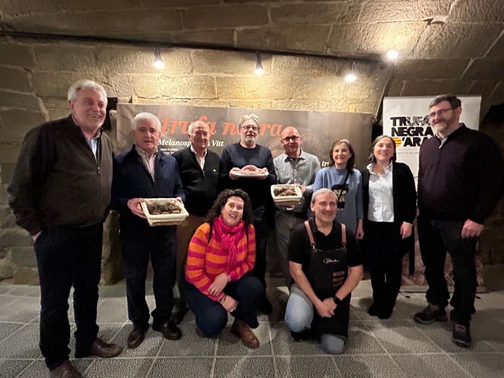 La Asociación de Fabricantes de Longaniza de Graus participaba este sábado en el Mercado de la Trufa Fresca de Graus que la localidad celebra cada sábado durante la temporada trufera. Coincidiendo con el regreso del certamen tras el paréntesis navideño, la cita gastronómica servia para constatar la importancia de ambos productos tanto a nivel de desarrollo económico, turístico y de promoción de la localidad.