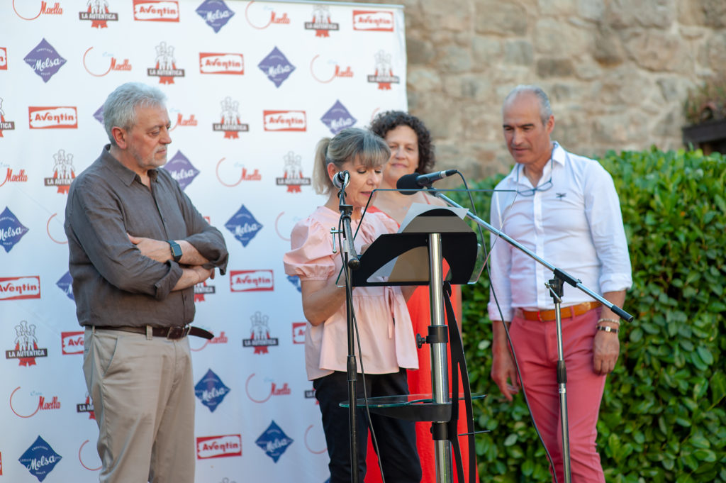 Empresas de la asociación junto a la tastadora