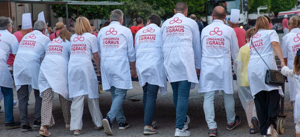 Personas empujando la parrilla
